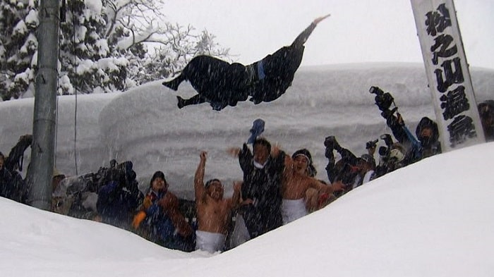 Nghi thức ném chú rể từ vách núi tuyết cao 5m tại Nhật Bản