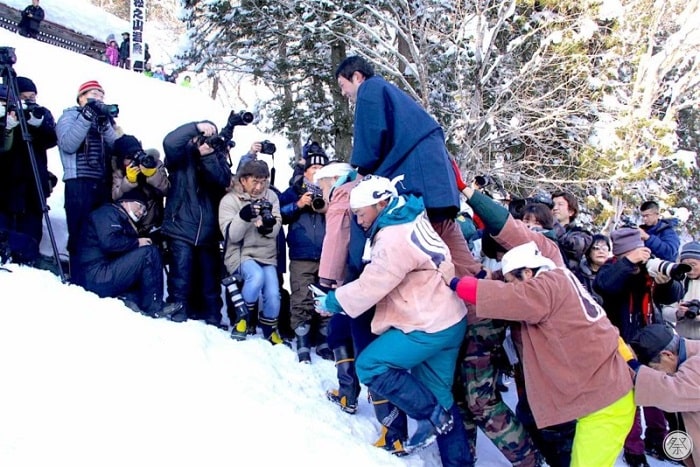 Nghi thức ném chú rể từ vách núi tuyết cao 5m tại Nhật Bản